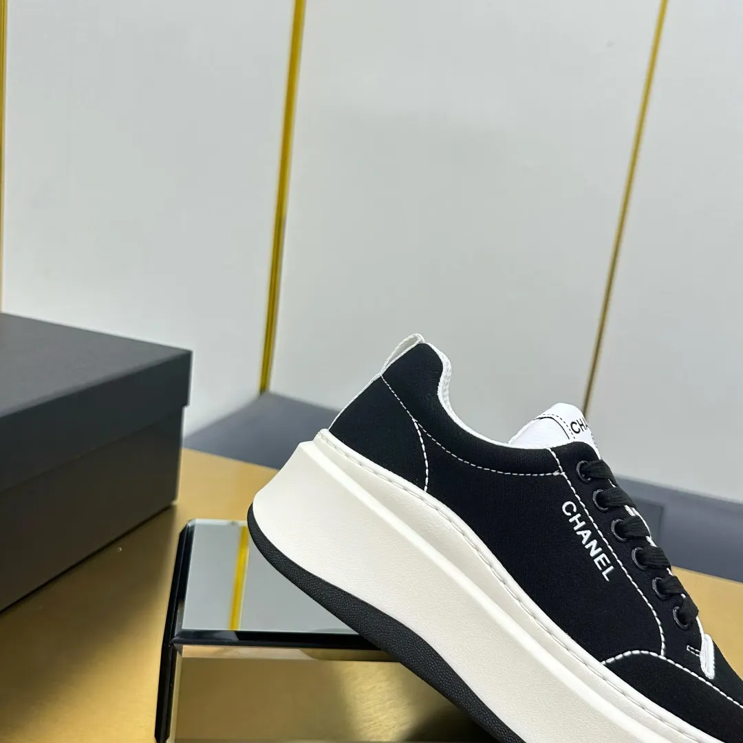 👟👟Ex-factory price 600👟👟 Upgraded version, upgraded version, upgraded version! No rebuttal accepted! ! ! ! Chanel Chanel panda shoes! 2025 counter's top casual sports shoes. This classic design; the upper is electro-embroidered with a variety of techniques; the outsole is fashionable and sporty; the unusual inclusion of a variety of color matching elements... The diversified mix and match is very good-looking and versatile, and can be used for leisure, fashion, sports, and outdoor... ꫛꫀꪝ Go➫ Materials: ❶Upper made of: original imported first-layer silk cowhide + original waterproof cloth + original first-layer cowhide ❷Inner lining: Original Yangli+Net ❸Outsole based on: Original TPU combination outsole Counter boutique packaging complete set for women 35–41 👉 👉